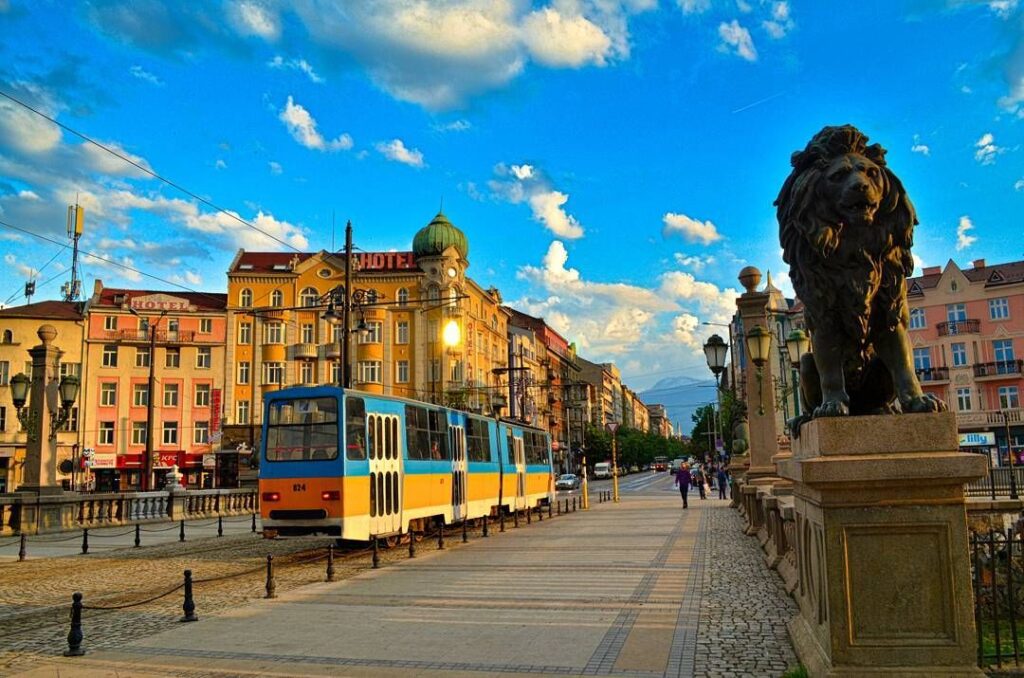 Un tranvía en la Plaza Lavov Most en Sofía@mybestsouvenir-Instagram