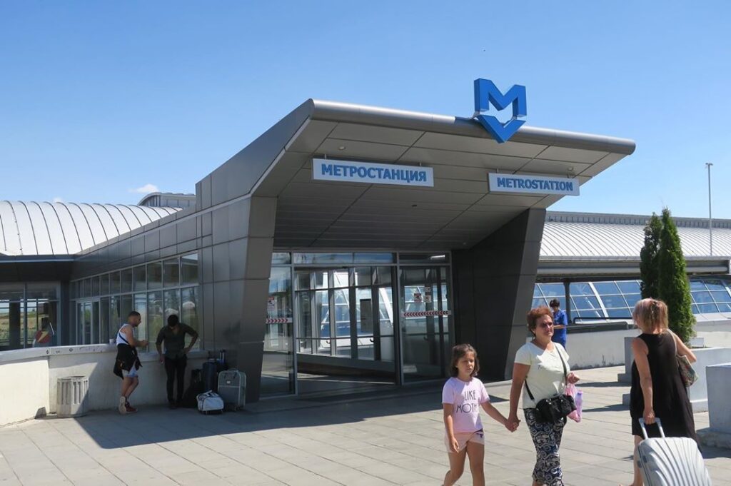 La estación del metro en el Aeropuerto de Sofía, Fuente: @nekotekiseikatsu, Instagram