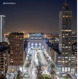 Vista nocturna de la estación y del edificio Pirelli