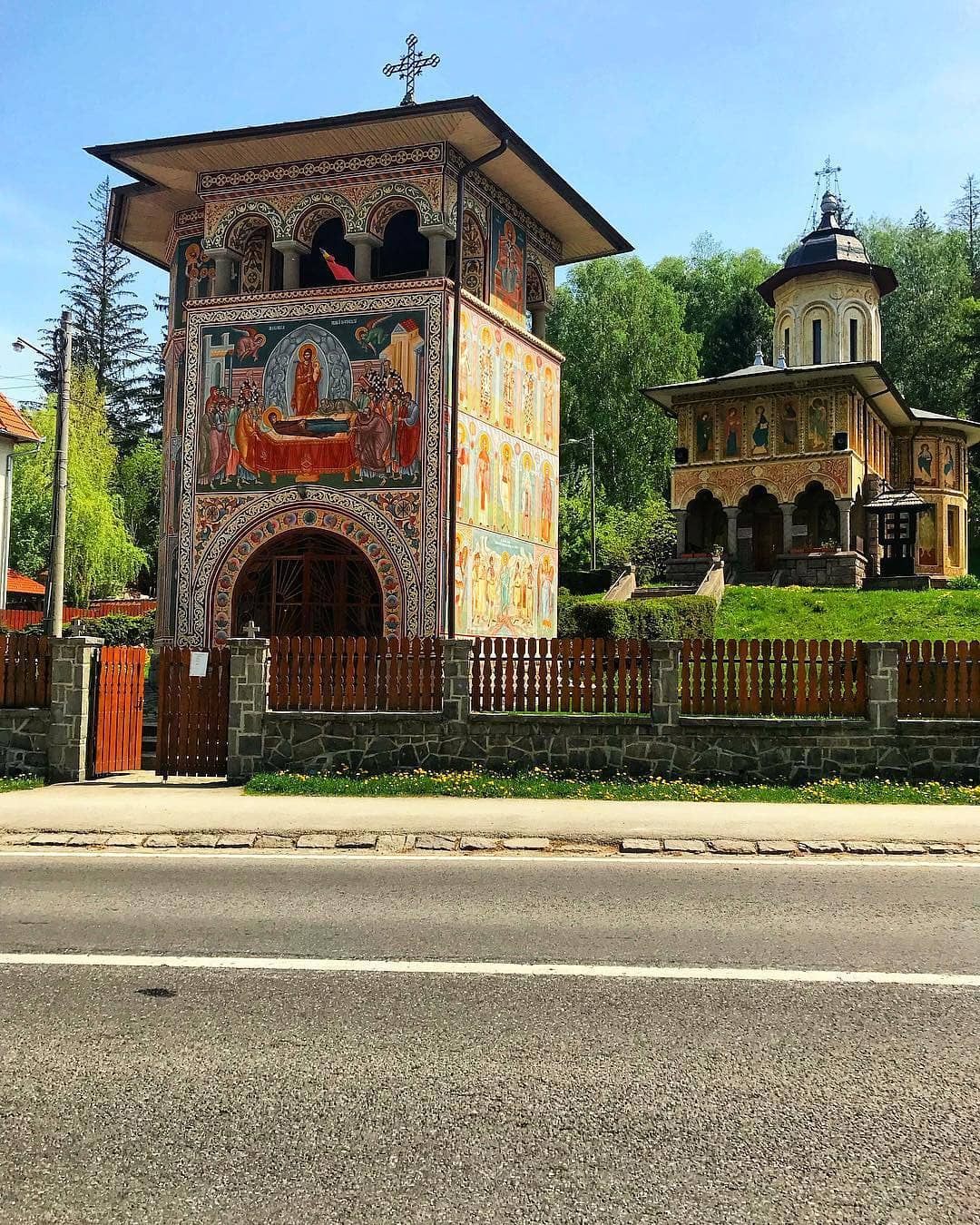 Photo Instagram by @andreeam.maria lugares turísticos Iglesia Tusnad